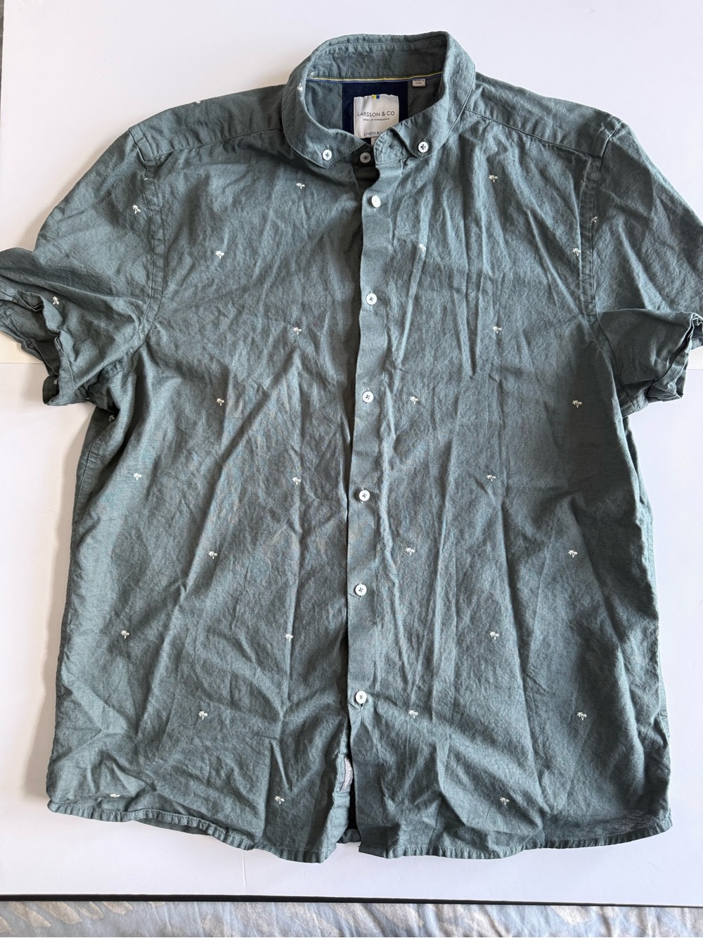 Larsson & Co Short-Sleeve Button-Down Shirt in Sage Green with Micro Embroidery